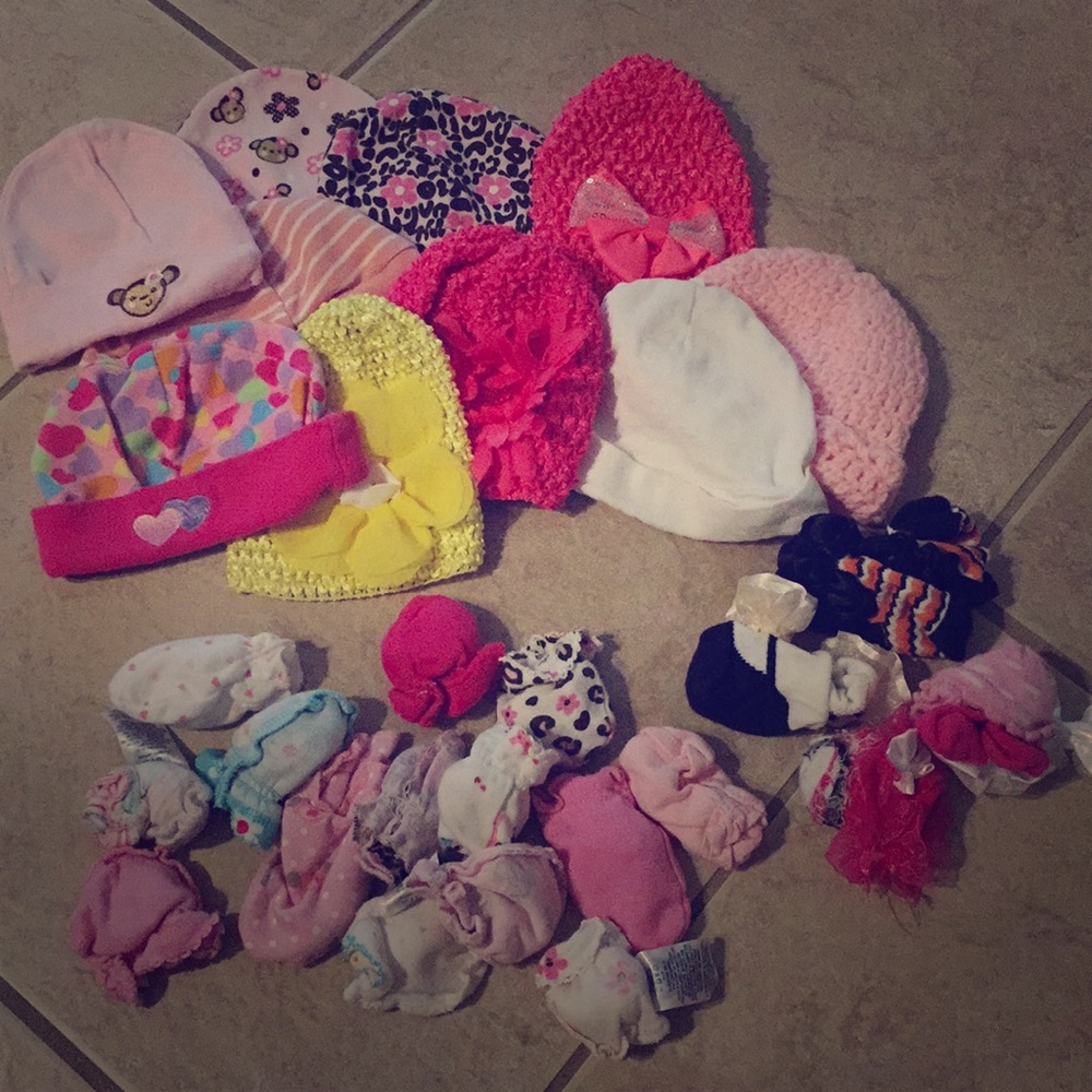 Lot of 4 socks, 14 mittens, 10 hats - one size